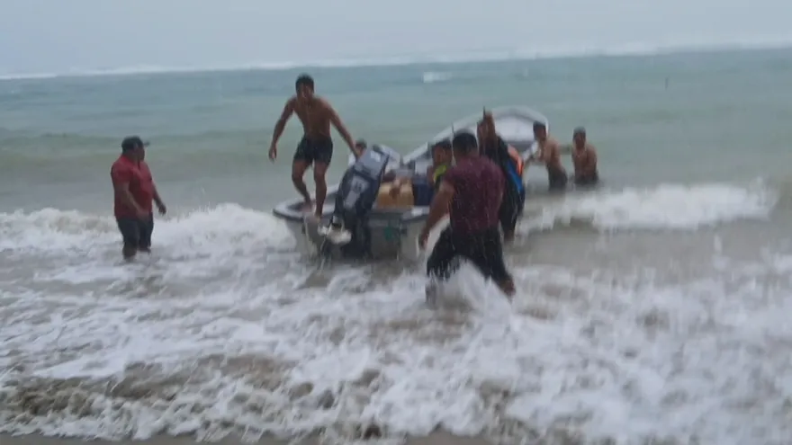 Las fuertes lluvias y oleajes provocaron que la embarcación sufriera un naufragio