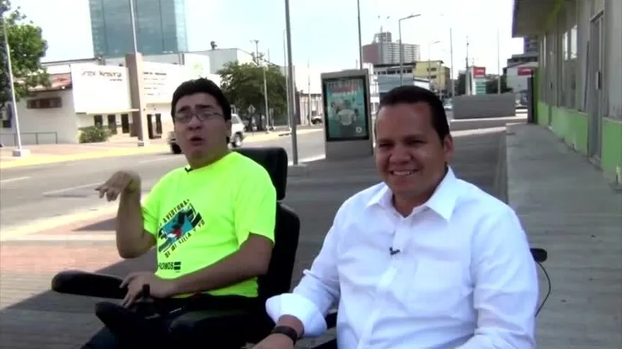 Director de la LNB se aventura con Juanpi en silla de ruedas