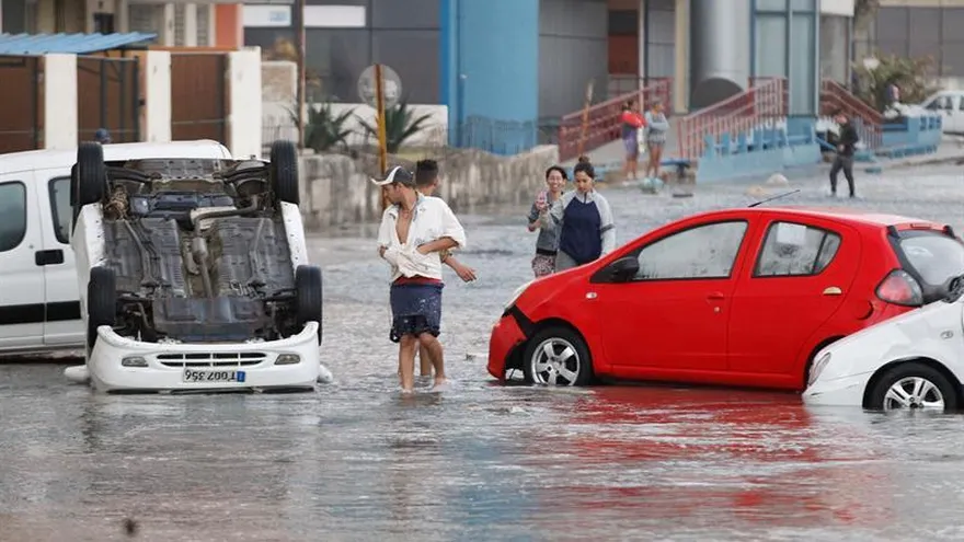 Varias personas observan vehículos averiados por las inundaciones hoy, martes 24 de enero de 2017, en La Habana (Cuba).