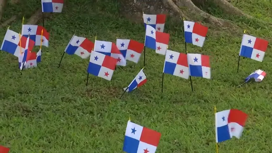 ¿Cómo se coloca la cinta tricolor?