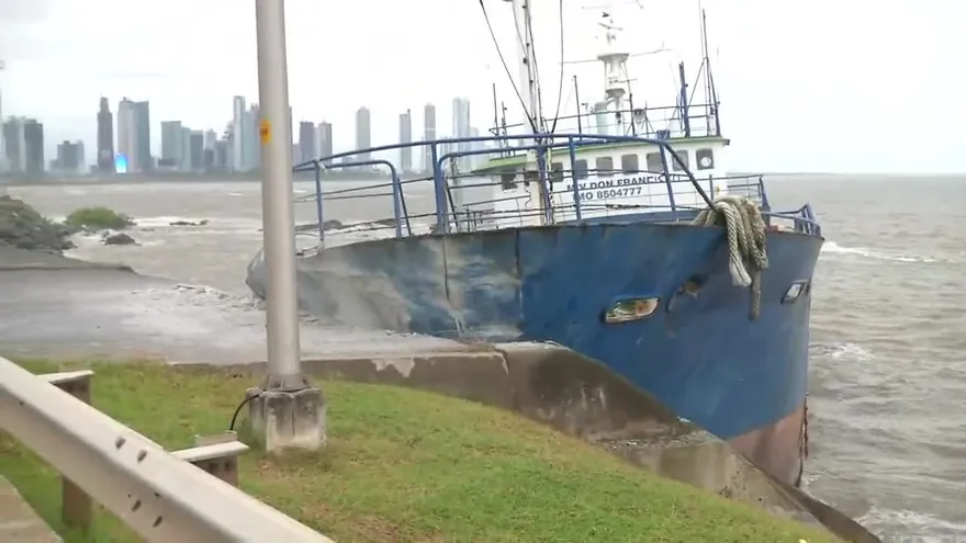 Barco encalla cerca del  tramo marino del Corredor Sur