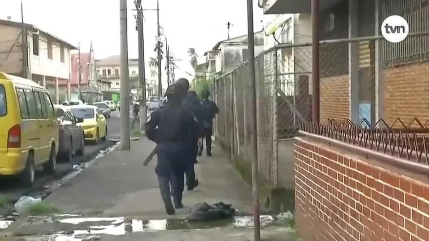 Policías en operativos.