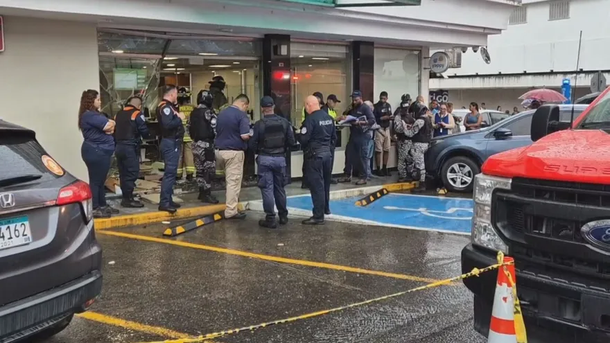 Vehículo impacta contra un banco en La Chorrera