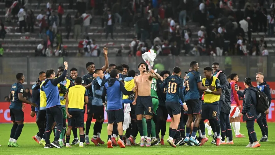 Jugadores de Ecuador celebran su clasificación al Mundial 2026