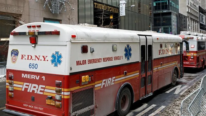 Vista de varios vehículos del servicio de bomberos de la ciudad de Nueva York aparcados frente a la Torre Trump tras originarse un incendio en la azotea del edificio, propiedad del presidente estadounidense Donald Trump, en Nueva York (Estados Unidos), hoy 8 de enero de 2018.