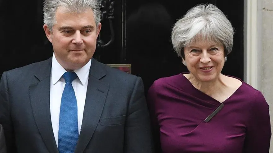 La primera ministra británica, Theresa May (d), posa junto al recién elegido presidente del Partido Conservador, Brandon Lewis (i), en el número 10 de Downing Street en Londres (Reino Unido). EFE