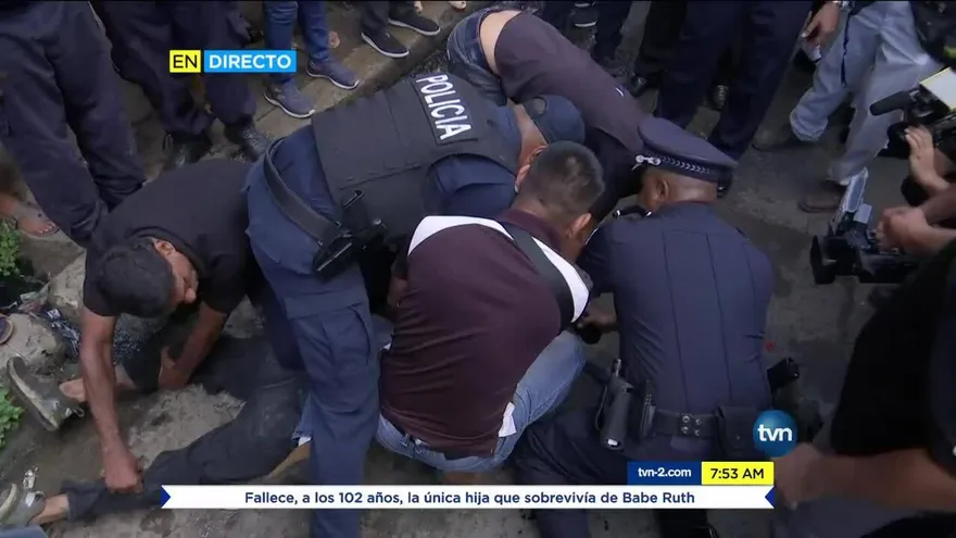 Atrapan a hombre que subió a edificio en Santa Ana