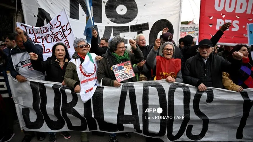 Jubilados marchan frente al Congreso Nacional en Buenos Aires el 20 de agosto de 2025, luego de que los diputados rechazaran el veto del presidente Javier Milei a un proyecto de ley que declaraba una emergencia de discapacidad.