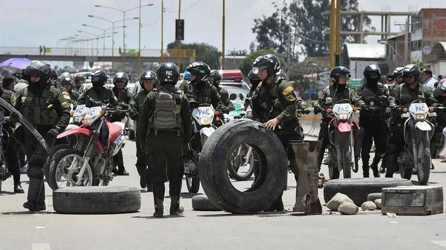 Policías bolivianos intentan desbloquear una avenida hoy, martes 16 de enero de 2018, en Cochabamba (Bolivia).