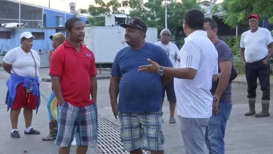 Vendedores de pescado protestan en el Mercado de Mariscos