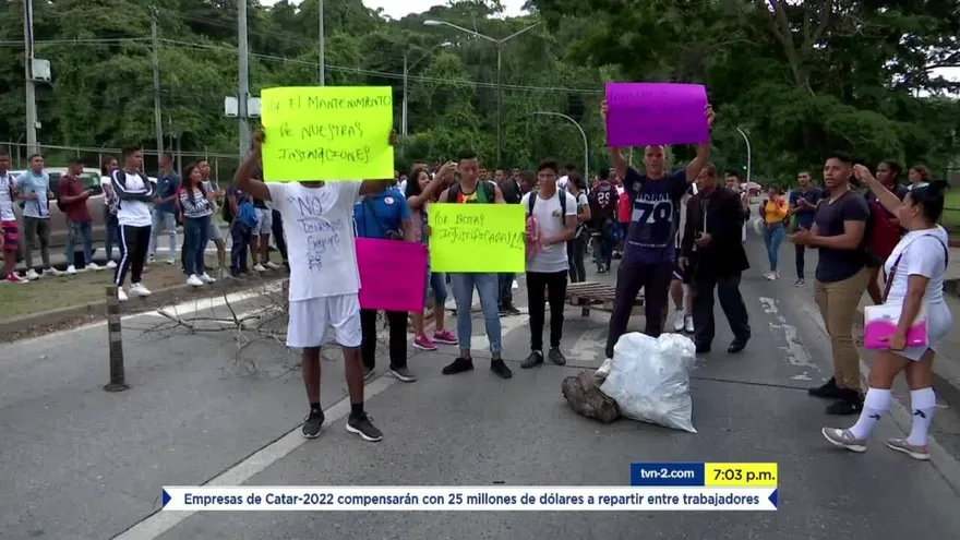 Estudiantes de Educación Física cierran calle en protesta