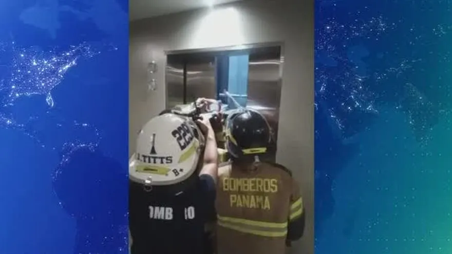 Bomberos rescatan a mujer y niño atrapados en elevador en Costa del Este