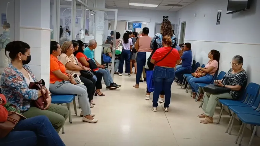 Asegurados forman filas en ventanilla para obtener un servicio en la CSS