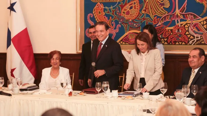 Presidente Cortizo se reúne con representantes de 17 gremios docentes