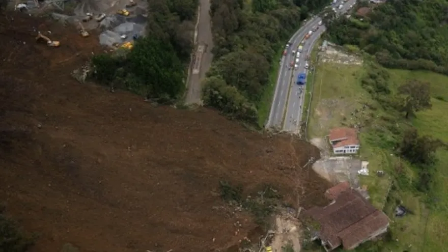 Al menos 6 muertos por derrumbe en carretera de Colombia