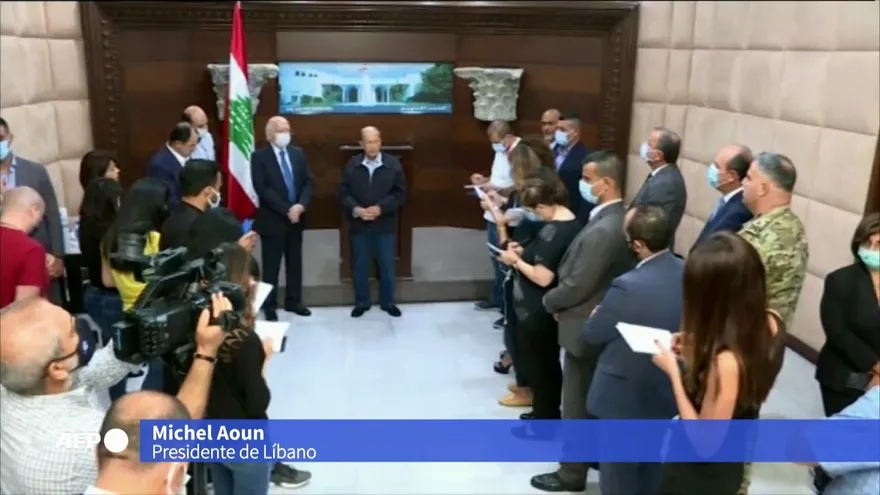 Presidente libanés habla de "negligencia" o de "un misil" como causas de explosión