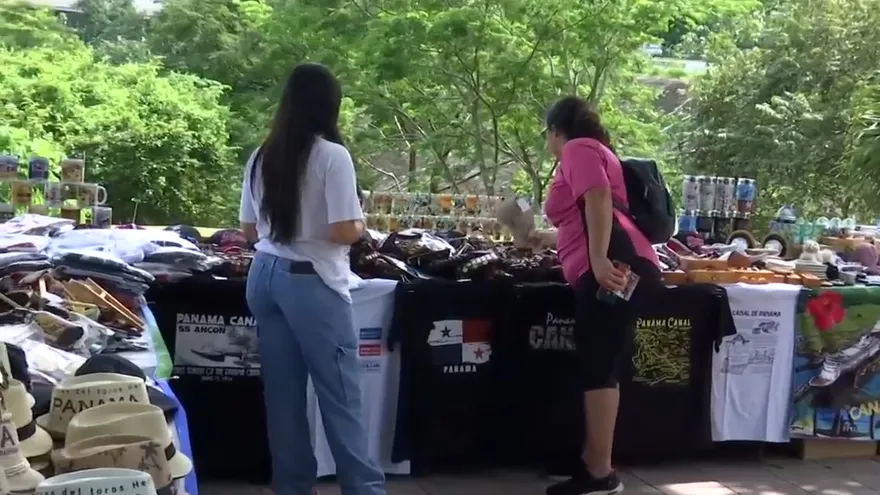 Cientos de turistas recorren las calles de la capital