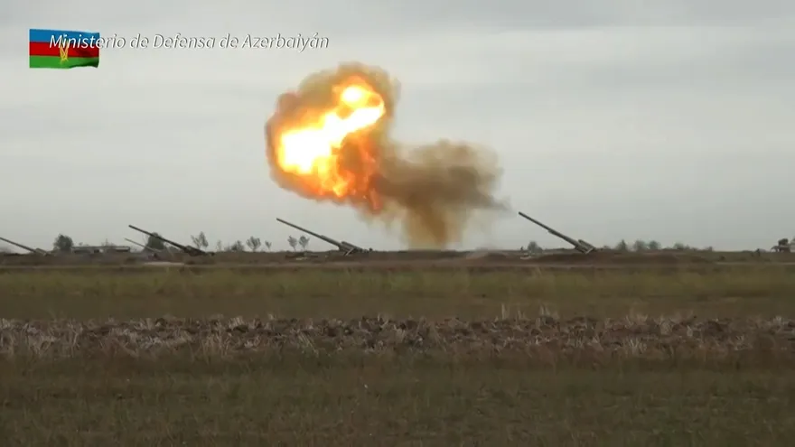 Decenas de muertos en combates en Nagorno Karabaj, Turquía advierte a Armenia