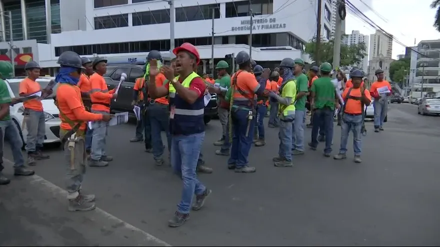 Trabajadores de la construcción protestan en vía España