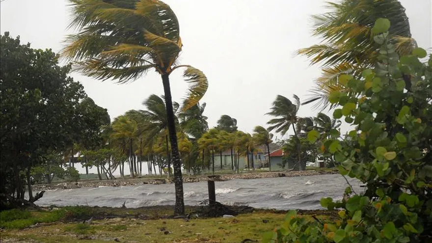 Archivo. Para las próximas 48 horas, los meteorólogos estiman que Erika cambie de trayectoria y se desplace en "dirección oeste a oeste-noroeste", con lo que podría alcanzar el archipiélago de Bahamas el fin de semana y Florida el lunes próximo, ya convertida en el segundo huracán de la temporada.