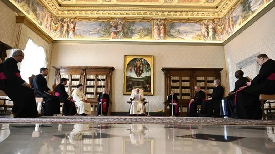 El papa recibió a un grupo del Tribunal de la Santa Sede sentado debido a la ciática