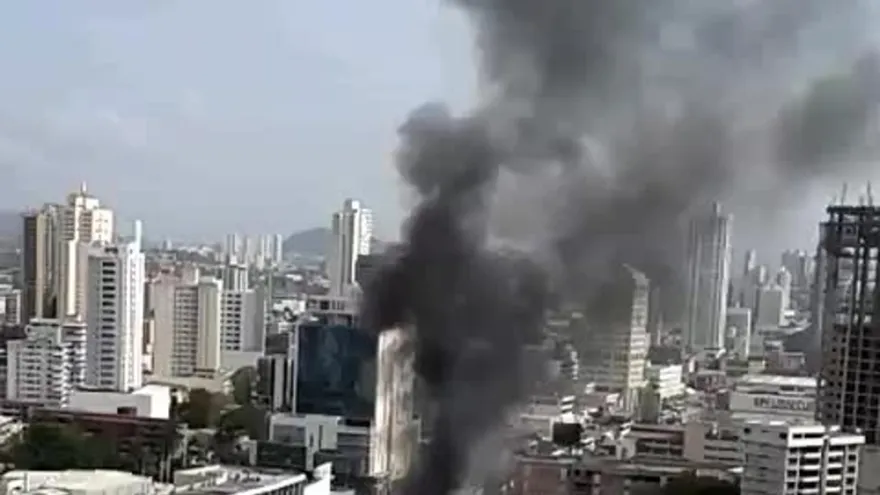 Incendio en vía España, controlado por bomberos