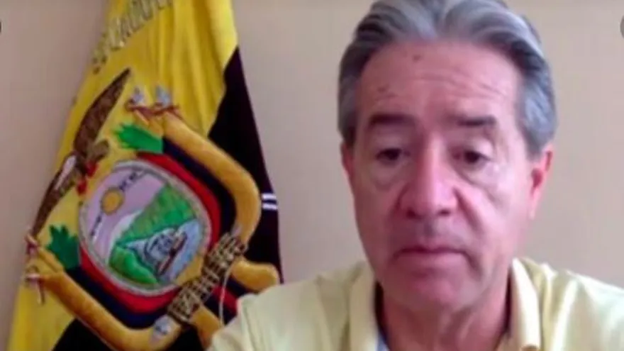 Piden renuncia de titular de Salud en Ecuador por vacunación de familiares