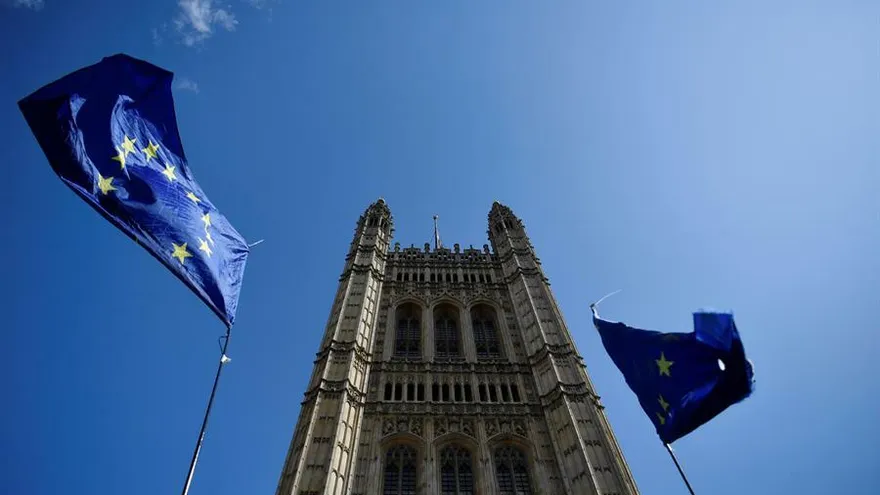 Banderas de la UE a las afueras del Parlamento británico.