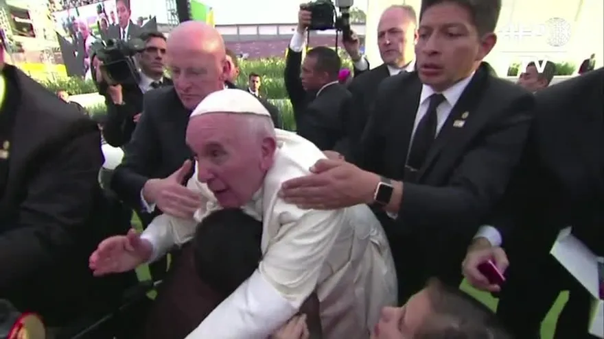 El Papa se enoja por acción de un joven en Michoacán