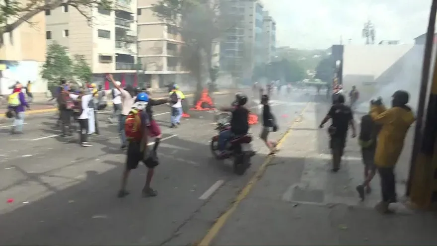 Militares ahuyentan marcha en Caracas y agreden reporteros