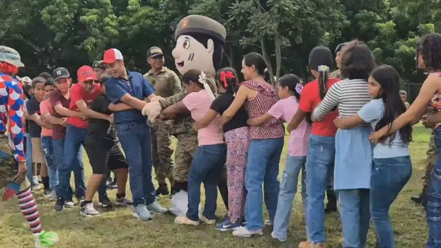 Más de 300 niños de Tonosí ríen y jegan tras terremoto.