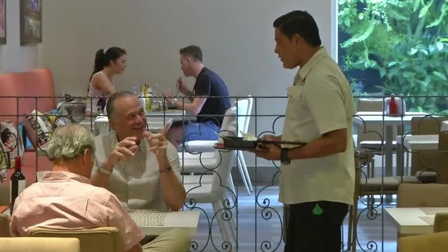 La propina voluntaria aún no es ley