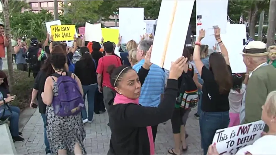 Corte de apelación rechaza restaurar decreto migratorio de Trump