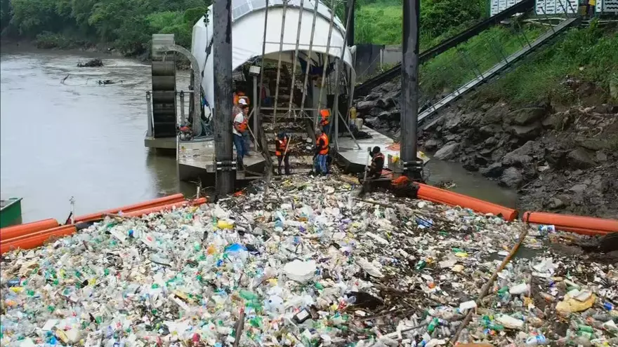 La rueda hidraúlica Wanda instalada en el río Juan Díaz capturó 55 toneladas de desechos solo en el mes de mayo