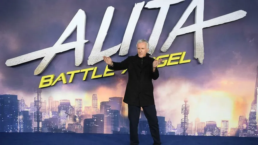El cineasta James Cameron posa para los medios.