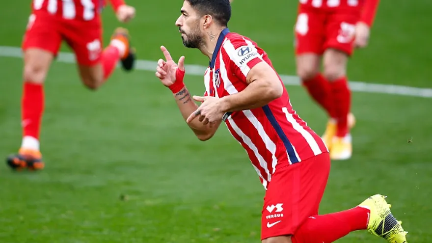 Luis Suárez ayuda al líder Atlético a ampliar su ventaja
