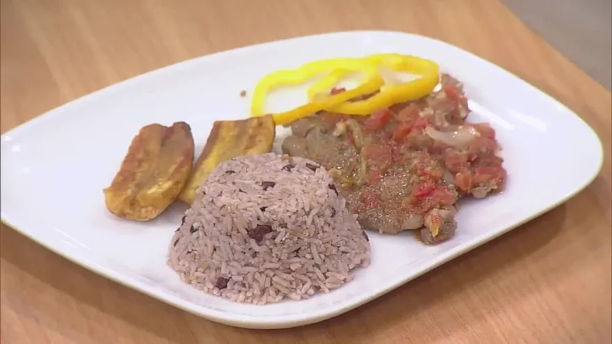 Mamá Tuty prepara un bistec de cinta entomatada, arroz con frijoles y tajada