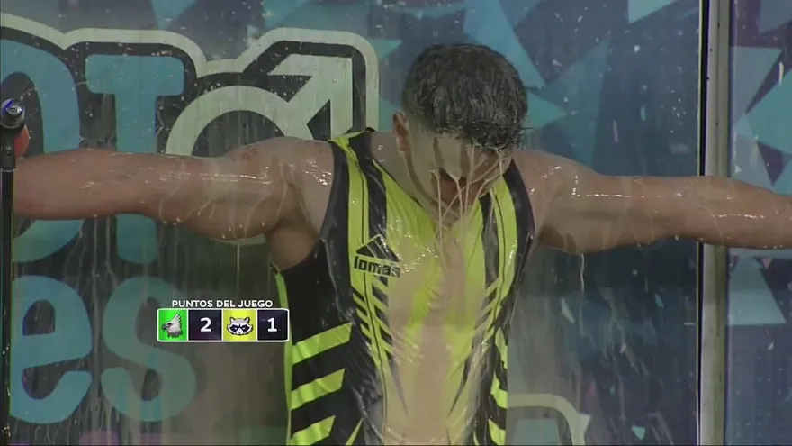 Disfruta de cada baldazo que recibieron los guerreros en la memoria musical