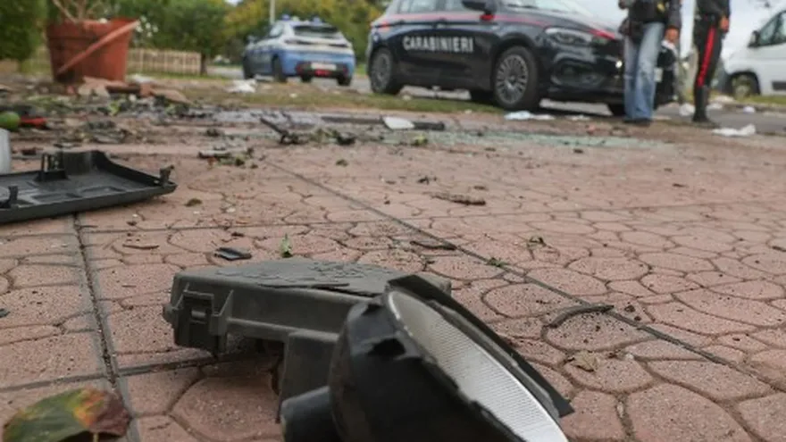 Bomba estalla cerca del auto de un periodista en Italia
