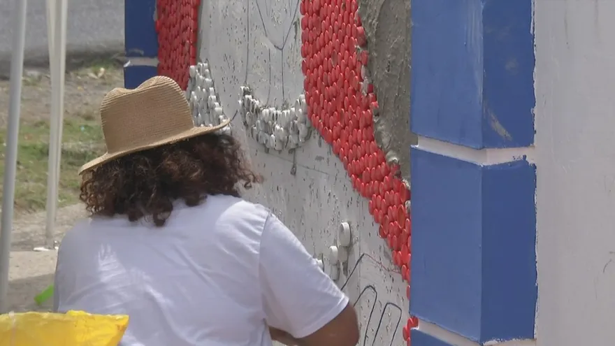 Arte con tapas de botellas para incentivar el reciclaje