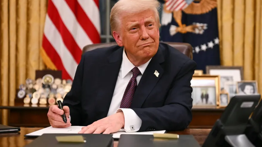 Trump dice que interrumpió toda financiación a Colombia y que Petro es un 'maleante'