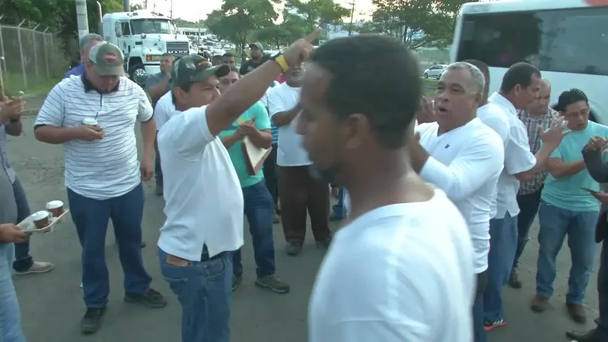 Camiones exigen se eliminen restricciones en su contra