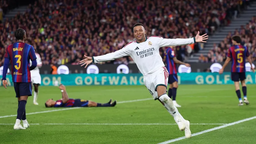 Kylian Mbappé celebra durante el partido entre Barcelona y Real Madrid en el Camp Nou