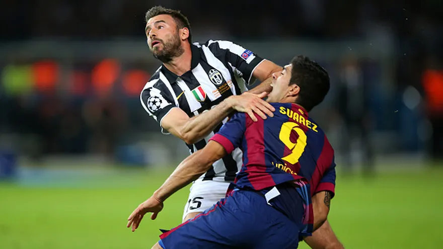 Andrea Barzagli (de frente) es uno de los baluartes defensivos de la Juventus