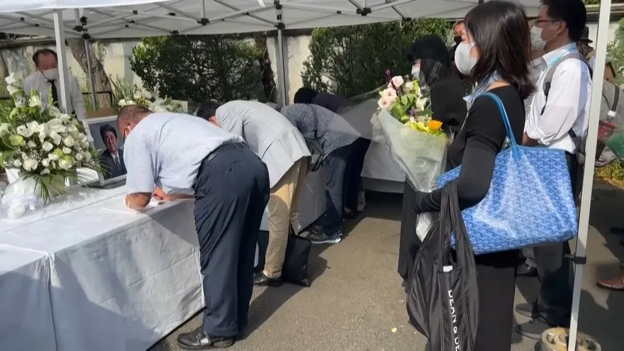 Familiares y amigos de Shinzo Abe le rindieron homenaje el lunes en Tokio.
