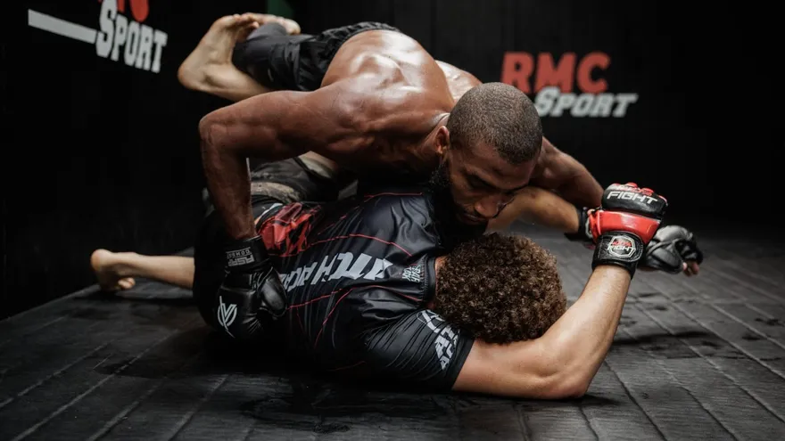 Salahdine Parnasse,  peleador de MMA, en entrenamiento