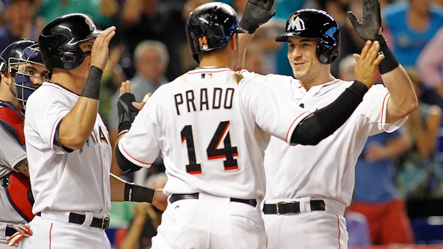 J.T. Realmuto (d) remolcó seis carreras por los Marlins