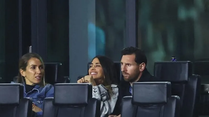 Lionel Messi (d) observa el partido del Inter Miami al lado de su esposa Antonela Roccuzzo