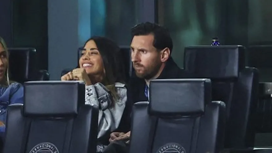 Lionel Messi (d) observa el partido del Inter Miami al lado de su esposa Antonela Roccuzzo