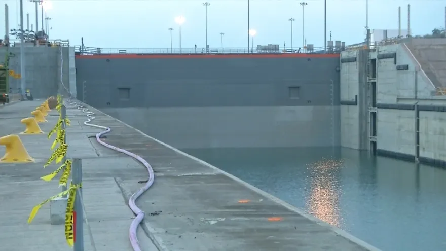 Compuertas de las esclusas de agua clara